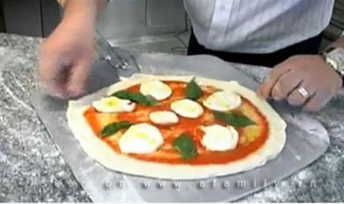 5. Món Pizza của đầu bếp Domenico Crolla Đầu bếp danh tiếngDomenico Crolla là một trong những chuyên gia ẩm thực Ý hàng đầu tại Anh. Năm 2006, Crolla đã rao bán loại pizza với cái tên "Pizza Royale 007" này trên eBay. Món ăn đặc biệt này được trang trí với trứng cá muối, thịt nai và lá vàng 24 carat. Cuối cùng một người tên Attorney Maurizio Morelli đã thắng trong cuộc đấu giá trên với gá cuối cùng là 4.200 USD.